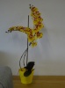 umělá orchidej v květníku